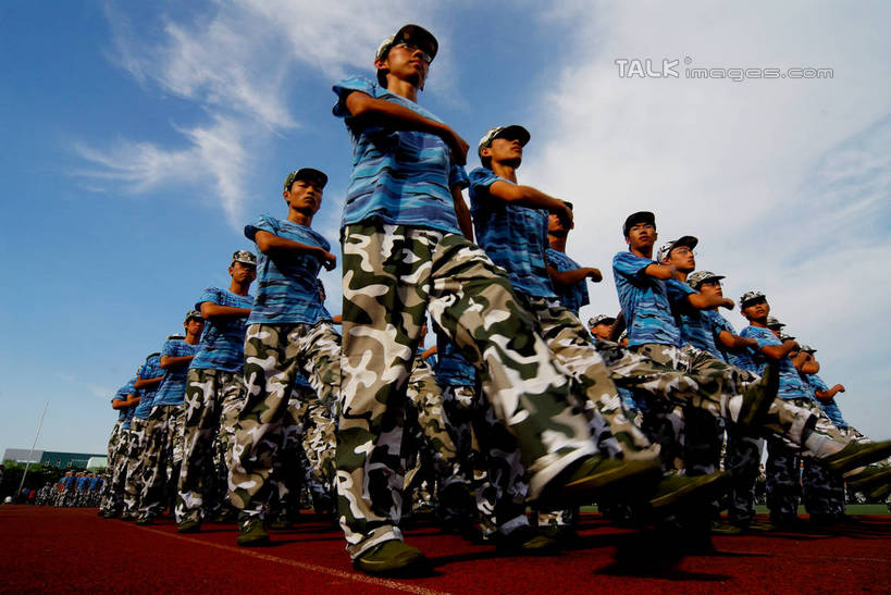 东方人,伙伴,朋友,学校,教学楼,体育馆,运动场,走,横图,室外,白天,仰视,友谊,帽子,亚洲,一排,庆祝,整齐,并列,并排,云,云朵,跑道,许多人,云彩,注视,黄种人,体育场,校园,排列,蓝色,白云,蓝天,天空,天,观察,看,一群人,教室,同学,军帽,田径场,晴朗,观看,察看,仪式,庄重,校友,成就,队列,关注,致敬,迷彩服,军服,典礼,平行,塑胶跑道,行进,阅兵,正步,运动馆,同窗,学友,庄严,军威,士气,肃静,肃穆,阅兵式,尊严,检阅,伪装服,野战服,作战服,友情,男人,男性,年轻男性,年轻女性,女人,女性,亚洲人,晴空,步行,走路,半身,彩图,低角度拍摄,教学大楼,全天候田径运动跑道,军步,正步走,步子,shzxz1