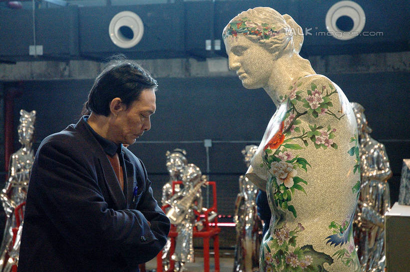 东方人,一个人,博物馆,站,双手交叉,横图,室内,白天,侧面,植物,叶子,雕塑,亚洲,仅一个男性,仅一个人,仅一个中年男性,服装,研究,艺术,装饰,盛开,雕刻,雕像,绿叶,枝条,教育,花蕾,注视,休闲装,黄种人,花,花瓣,花朵,鲜花,树,树木,树枝,衣服,绿色,自然,工艺品,花苞,花蕊,低头,观察,看,站着,休闲,休闲服,嫩叶,服饰,生长,成长,观看,纪念,展览,美术,察看,石膏像,双手抱胸,关注,欣赏,美术馆,主题,陈列,功能,美学,虬枝,枝杈,典藏,男人,男性,中年男性,亚洲人,叶,叶片,站立,半身,彩图,shzxz1