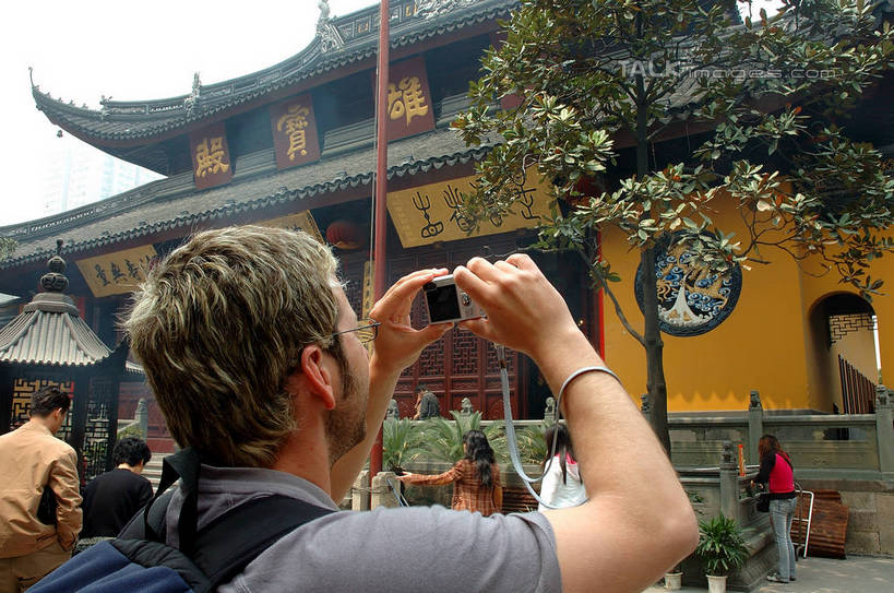 东方人,西方人,寺庙,站,举,横图,室外,白天,仰视,植物,相机,欧洲,欧洲人,亚洲,行人,游客,游人,握,服装,节日,包,许多人,燃烧,拿,旅行包,拿着,休闲装,黄种人,文化,路人,旅客,树,树木,拍照,衣服,蓝色,绿色,蓝天,天空,自然,背包,数码相机,香火,庙宇,天,祈祷,托,站着,一群人,休闲,健康,休闲服,握着,许愿,摄影,宗教,服饰,信仰,生长,晴朗,成长,纪念,祈求,万里无云,道观,旅游包,过客,平安,男人,男性,年轻男性,年轻女性,女人,女性,白种人,亚洲人,照相机,晴空,晴空万里,举起,举手,举着,抬头,向上举,向上伸,向上托,仰头,站立,半身,彩图,低角度拍摄,照相,庙,寺,双肩包,shzxz1