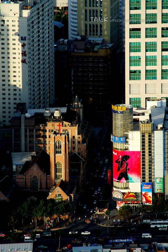 无人,高楼大厦,教堂,竖图,室外,白天,正面,度假,美景,城市风光,城市,大厦,建筑,摩天大楼,汽车,上海,中国,亚洲,许多,节日,信息,景观,很多,文化,娱乐,布告,布告栏,车,交通工具,轿车,人民广场,祈祷,享受,休闲,健康,景色,放松,许愿,宗教,信仰,纪念,祈求,申,通知,公告,传播,载具,消息,信念,黄浦区,东亚,上海市,中华人民共和国,沪,华东地区,公布栏,上海人民广场,平安,彩图,大教堂,大楼,高层建筑,高楼,礼拜堂,摩天楼,shzxz1