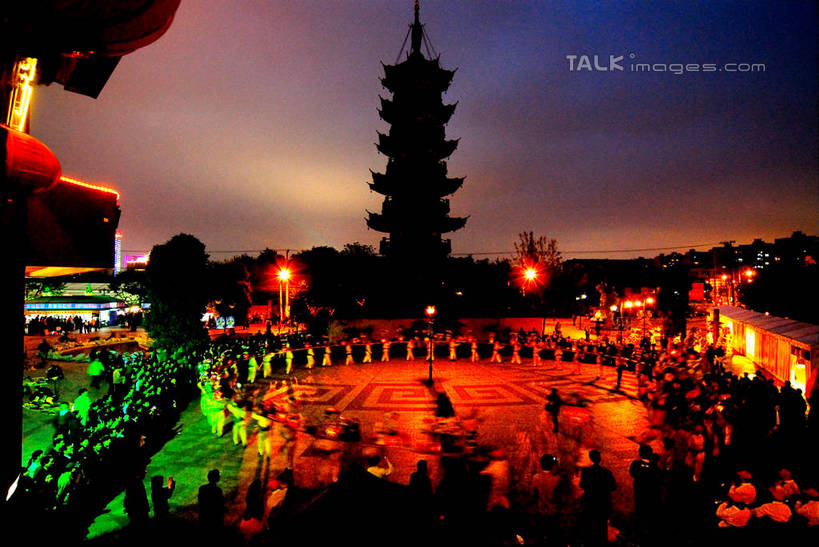 无人,寺庙,横图,俯视,室外,夜晚,旅游,度假,名胜古迹,植物,标志建筑,地标,建筑,照明,上海,中国,亚洲,阴影,节日,朦胧,模糊,遗迹,光线,灯笼,影子,纸灯笼,塔,灯光,背光,燃烧,古迹,文化,文物,娱乐,建设,古建筑,宝塔,佛塔,树,树木,绿色,自然,香火,灯具,庙宇,祈祷,享受,休闲,健康,旅游胜地,放松,许愿,宗教,信仰,生长,成长,纪念,祈求,照亮,申,照明设备,逆光,古文明,东亚,龙华寺,徐汇区,上海市,中华人民共和国,沪,华东地区,浮图,浮屠,平安,彩图,高角度拍摄,庙,寺,塔婆,浮图塔,浮头,佛图,shzxz1