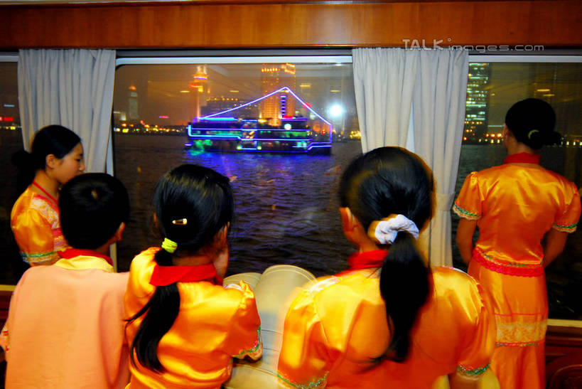 东方人,服务员,站,横图,彩色,室内,夜晚,裙子,河流,水,窗帘,霓虹灯,夜景,船,亚洲,五个人,行人,游客,游人,阴影,波纹,连衣裙,装饰,光线,影子,河水,水流,灯光,七彩,涟漪,许多人,黄种人,光源,霓虹,游轮,路人,旅客,游船,灯,背面,倒影,水纹,帘子,交通工具,邮轮,波浪,站着,一群人,遮阳,华丽,修饰,点缀,倒映,照明设备,载具,水晕,氖灯,衬托,美观,雅致,雅观,旅游船,反照,过客,年轻女性,女人,女性,亚洲人,服务生,侍者,站立,半身,彩图,shzxz1
