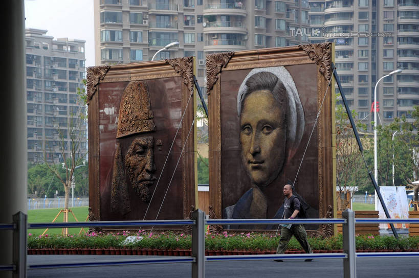 东方人,一个人,家,栏杆,走,横图,室外,白天,侧面,绘画,草地,草坪,植物,路灯,照明,油画,亚洲,仅一个男性,仅一个人,服装,艺术,房屋,屋子,公寓,围栏,灯光,古典,休闲装,黄种人,文化,洋房,护栏,楼房,住宅,灯,草,树,树木,仅一个年轻男性,衣服,绿色,自然,工艺品,品味,休闲,休闲服,服饰,生长,成长,照亮,美术,高雅,照明设备,美学,两幅,男人,男性,年轻男性,亚洲人,步行,散步,走路,彩图,全身,房子,shzxz1