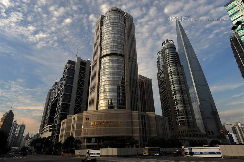 无人,高楼大厦,横图,室外,白天,仰视,度假,美景,植物,城市风光,标志建筑,城市,大厦,道路,地标,建筑,路,摩天大楼,公路,上海,中国,亚洲,阴影,光线,影子,景观,云,云朵,交通,云彩,娱乐,建设,浦东,树,树木,蓝色,绿色,白云,蓝天,天空,阳光,自然,天,享受,休闲,景色,放松,生长,晴朗,成长,申,国家开发银行大厦,金融中心,陆家嘴,陆家嘴金融贸易区,浦东新区,东亚,上海市,中华人民共和国,沪,华东地区,晴空,马路,彩图,低角度拍摄,大楼,高层建筑,高楼,摩天楼,浦东发展银行大厦,shzxz1