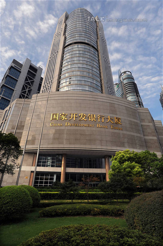 无人,高楼大厦,竖图,室外,白天,仰视,度假,草地,草坪,美景,植物,城市风光,标志建筑,城市,大厦,地标,建筑,摩天大楼,上海,中国,亚洲,阴影,光线,标志,文字,影子,字符,景观,云,云朵,云彩,娱乐,标识,建设,浦东,草,树,树木,蓝色,绿色,白云,蓝天,天空,阳光,自然,天,享受,休闲,汉字,景色,放松,生长,晴朗,成长,申,中文,国家开发银行大厦,金融中心,陆家嘴,陆家嘴金融贸易区,浦东新区,东亚,上海市,中华人民共和国,沪,华东地区,国文,华文,晴空,彩图,低角度拍摄,大楼,高层建筑,高楼,摩天楼,浦东发展银行大厦,shzxz1