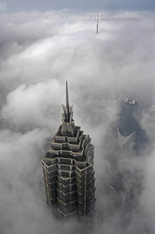 无人,高楼大厦,竖图,俯视,航拍,室外,白天,度假,美景,雾,城市风光,标志建筑,城市,大厦,地标,建筑,摩天大楼,上海,中国,亚洲,朦胧,模糊,景观,云,云朵,云彩,娱乐,建设,金茂大厦,浦东,白云,享受,休闲,景色,放松,申,迷雾,鸟瞰,金融中心,陆家嘴,陆家嘴金融贸易区,浦东新区,东亚,上海市,中华人民共和国,沪,华东地区,金茂大楼,大雾,彩图,高角度拍摄,大楼,高层建筑,高楼,摩天楼,shzxz1