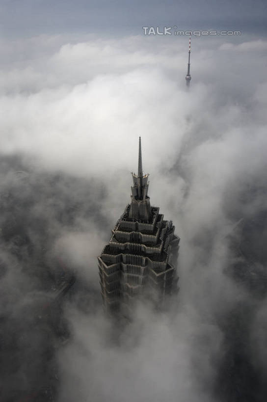 无人,高楼大厦,竖图,俯视,航拍,室外,白天,度假,美景,雾,城市风光,标志建筑,城市,大厦,地标,建筑,摩天大楼,上海,中国,亚洲,朦胧,模糊,景观,云,云朵,云彩,娱乐,建设,金茂大厦,浦东,白云,享受,休闲,景色,放松,申,迷雾,鸟瞰,金融中心,陆家嘴,陆家嘴金融贸易区,浦东新区,东亚,上海市,中华人民共和国,沪,华东地区,金茂大楼,大雾,彩图,高角度拍摄,大楼,高层建筑,高楼,摩天楼,shzxz1