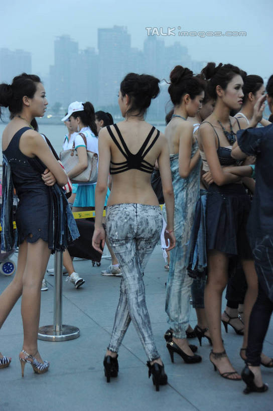 东方人,背部,模特,高楼大厦,站,说,竖图,室外,白天,正面,高跟鞋,裙子,时尚,讨论,大厦,建筑,摩天大楼,鞋子,亚洲,连衣裙,许多人,黄种人,天空,天,站着,一群人,美女,吊带裙,盘发,时髦,时兴,交流,男人,男性,年轻男性,年轻女性,女人,女性,亚洲人,模特儿,沟通,讲话,交谈,商讨,说话,谈话,站立,彩图,全身,大楼,高层建筑,高楼,摩天楼,shzxz1