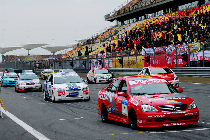 东方人,站,坐,横图,室外,白天,正面,旅游,度假,标志建筑,道路,地标,建筑,路,公路,赛车,上海,中国,亚洲,行人,游客,游人,服装,看台,分界线,停车线,交通,许多人,休闲装,黄种人,娱乐,建设,路人,旅客,座位,车,衣服,交通工具,站着,一群人,享受,休闲,休闲服,旅游胜地,放松,服饰,车行道,车行道分界线,申,载具,一级方程式,标线,东亚,车行线,安亭,上海国际赛车场,一级方程式赛车,上海市,嘉定区,中华人民共和国,沪,华东地区,坐位,过客,男人,男性,年轻男性,年轻女性,女人,女性,亚洲人,马路,站立,坐着,半身,彩图,世界一级方程式锦标赛,f1赛车,安亭镇,上海国际赛道,shzxz1