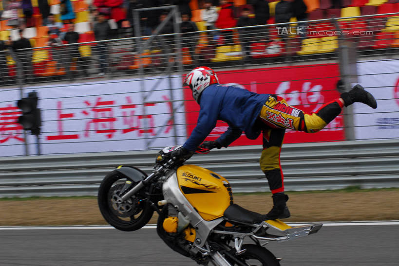 东方人,站,坐,横图,室外,白天,正面,旅游,度假,标志建筑,道路,地标,建筑,路,公路,赛车,上海,中国,亚洲,行人,游客,游人,服装,看台,分界线,停车线,交通,许多人,休闲装,黄种人,娱乐,建设,路人,旅客,座位,车,衣服,交通工具,站着,一群人,享受,休闲,休闲服,旅游胜地,放松,服饰,车行道,车行道分界线,申,载具,一级方程式,标线,东亚,车行线,安亭,上海国际赛车场,一级方程式赛车,上海市,嘉定区,中华人民共和国,沪,华东地区,坐位,过客,男人,男性,年轻男性,年轻女性,女人,女性,亚洲人,马路,站立,坐着,半身,彩图,世界一级方程式锦标赛,f1赛车,安亭镇,上海国际赛道,shzxz1