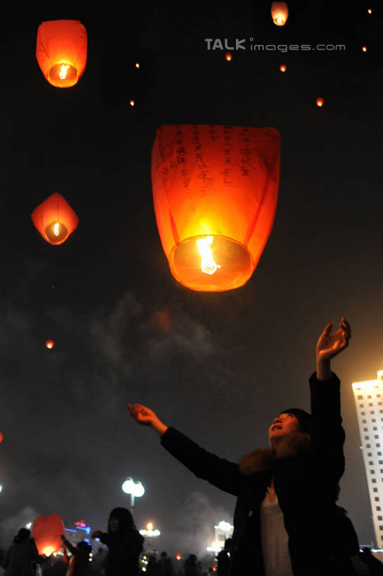 东方人,站,举,竖图,室外,夜晚,仰视,热情,火,照明,亚洲,握,阴影,服装,节日,光线,灯笼,火焰,影子,纸灯笼,灯光,许多人,燃烧,拿,拿着,休闲装,黄种人,文化,衣服,灯具,祈祷,托,站着,一群人,休闲,健康,休闲服,握着,许愿,服饰,纪念,祈求,照亮,照明设备,孔明灯,平安,男人,男性,女人,女性,中年男性,中年女性,亚洲人,举起,举手,举着,向上举,向上伸,向上托,站立,半身,彩图,低角度拍摄,天灯,shzxz1