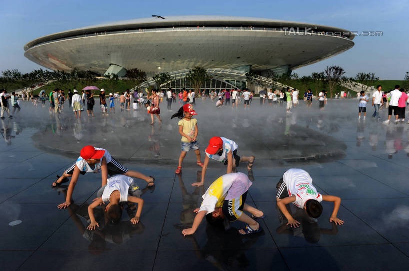 东方人,儿童,站,走,横图,室外,白天,正面,旅游,度假,纯洁,植物,标志建筑,地标,建筑,帽子,上海,中国,亚洲,行人,游客,游人,阴影,服装,光线,影子,许多人,休闲装,黄种人,娱乐,建设,运动帽,路人,旅客,树,树木,小孩,衣服,蓝色,绿色,蓝天,天空,阳光,自然,天,站着,一群人,享受,休闲,休闲服,世博文化中心,上海世博馆,世博馆,上海世博会,世博,世博会,鸭舌帽,旅游胜地,放松,可爱,童年,童趣,服饰,生长,晴朗,成长,申,童真,东亚,烂漫,无邪,世博园,上海市,万里无云,中华人民共和国,沪,华东地区,过客,天真,男孩,男人,男性,年轻男性,年轻女性,女孩,女人,女性,中年男性,中年女性,亚洲人,晴空,晴空万里,步行,散步,站立,走路,彩图,全身,梅赛德斯.奔驰文化中心,梅赛德斯奔驰文化中心,男生,女生,上海梅赛德斯.奔驰文化中心,shzxz1