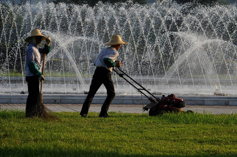 东方人,两个人,站,走,推,横图,室外,白天,侧面,草地,草坪,水,植物,喷泉,帽子,亚洲,握,阴影,飞溅,服装,溅,光线,草帽,工具,扫帚,液体,影子,景观,水滴,拿,拿着,注视,休闲装,黄种人,文化,水珠,草,衣服,绿色,阳光,观察,看,品味,清洁,站着,休闲,休闲服,器械,握着,服饰,观看,割草机,扫把,察看,卫生,切割,关注,喷洒,保洁,水景,锄草,除草机,农具,笤帚,美观,耕具,修整,男人,男性,女人,女性,中年男性,中年女性,亚洲人,设计,步行,散步,站立,走路,彩图,全身,草坪修剪机,剪草机,shzxz1