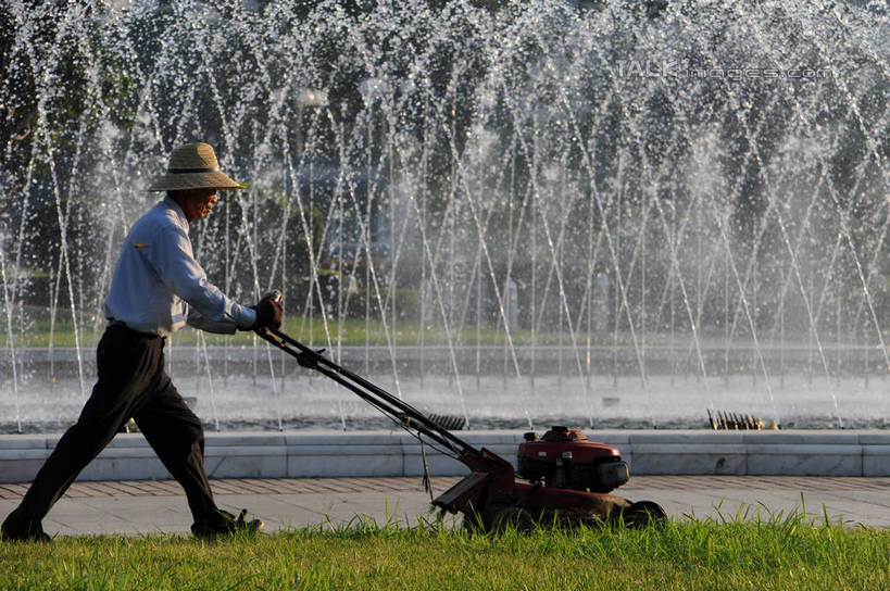 东方人,一个人,走,推,横图,室外,白天,侧面,草地,草坪,水,植物,喷泉,帽子,亚洲,仅一个男性,仅一个人,仅一个中年男性,阴影,飞溅,服装,溅,光线,草帽,工具,液体,影子,景观,水滴,注视,休闲装,黄种人,文化,水珠,草,衣服,绿色,阳光,观察,看,品味,休闲,休闲服,器械,服饰,观看,割草机,察看,切割,关注,喷洒,水景,锄草,除草机,农具,美观,耕具,修整,男人,男性,中年男性,亚洲人,设计,步行,散步,走路,彩图,全身,草坪修剪机,剪草机,shzxz1