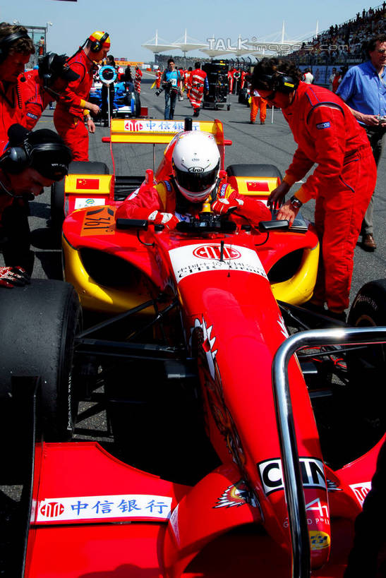 西方人,站,坐,竖图,室外,白天,正面,运动服,赛车,帽子,欧洲,欧洲人,阴影,服装,光线,头盔,影子,许多人,车,衣服,蓝色,蓝天,天空,阳光,安全帽,交通工具,天,站着,一群人,服饰,晴朗,衣着,穿着,载具,一级方程式,一级方程式赛车,万里无云,衣饰,男人,男性,中年男性,白种人,晴空,晴空万里,站立,坐着,半身,彩图,世界一级方程式锦标赛,f1赛车,运动装,shzxz1