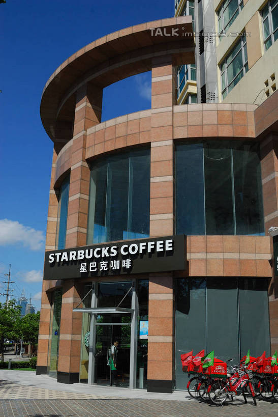 无人,竖图,室外,白天,正面,度假,美景,植物,城市风光,城市,自行车,上海,中国,亚洲,阴影,光线,英文,标志,文字,影子,字符,字母,景观,云,云朵,云彩,娱乐,标识,星巴克,车,脚踏车,树,树木,蓝色,绿色,白云,蓝天,天空,阳光,自然,交通工具,天,享受,休闲,景色,放松,生长,晴朗,成长,英文字母,申,载具,咖啡店,咖啡屋,东亚,上海市,中华人民共和国,沪,华东地区,晴空,彩图,咖啡馆,shzxz1