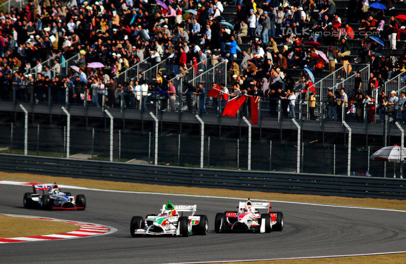 东方人,西方人,观众,运动员,站,横图,室外,白天,正面,草地,草坪,植物,赛车,欧洲,欧洲人,亚洲,三辆,阴影,服装,光线,影子,看台,许多人,注视,休闲装,黄种人,座位,车,草,衣服,绿色,阳光,交通工具,观察,看,站着,一群人,休闲,休闲服,服饰,观看,察看,关注,载具,一级方程式,一级方程式赛车,坐位,男人,男性,年轻男性,年轻女性,女人,女性,白种人,亚洲人,观赏人员,体育运动员,运动选手,站立,半身,彩图,世界一级方程式锦标赛,f1赛车,shzxz1