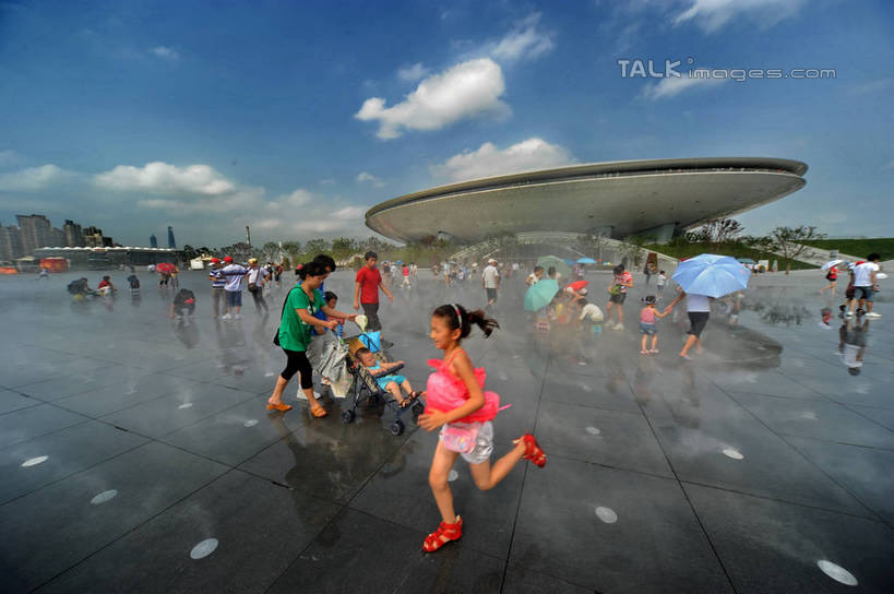 东方人,儿童,站,跑,横图,室外,白天,正面,锻炼,度假,纯洁,运动,美景,植物,城市风光,标志建筑,城市,地标,建筑,上海,中国,亚洲,行人,游客,游人,阴影,服装,光线,影子,景观,云,云朵,许多人,云彩,休闲装,黄种人,娱乐,建设,路人,旅客,树,树木,小孩,衣服,蓝色,绿色,白云,蓝天,天空,阳光,自然,天,站着,一群人,享受,休闲,休闲服,世博文化中心,上海世博馆,世博馆,上海世博会,世博,世博会,景色,放松,可爱,童年,童趣,服饰,生长,晴朗,成长,申,童真,东亚,烂漫,无邪,世博园,上海市,中华人民共和国,沪,华东地区,过客,体育,天真,男孩,男人,男性,年轻男性,年轻女性,女孩,女人,女性,中年男性,中年女性,亚洲人,晴空,跑步,站立,彩图,全身,健身,梅赛德斯.奔驰文化中心,梅赛德斯奔驰文化中心,男生,女生,上海梅赛德斯.奔驰文化中心,shzxz1