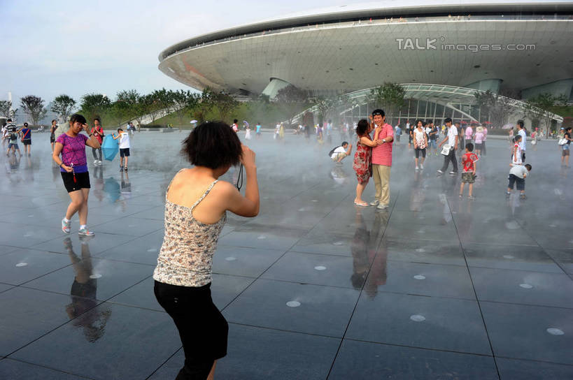 东方人,儿童,站,跑,横图,室外,白天,正面,锻炼,度假,纯洁,运动,美景,植物,城市风光,标志建筑,城市,地标,建筑,上海,中国,亚洲,行人,游客,游人,阴影,服装,光线,影子,景观,云,云朵,许多人,云彩,休闲装,黄种人,娱乐,建设,路人,旅客,树,树木,小孩,衣服,蓝色,绿色,白云,蓝天,天空,阳光,自然,天,站着,一群人,享受,休闲,休闲服,世博文化中心,上海世博馆,世博馆,上海世博会,世博,世博会,景色,放松,可爱,童年,童趣,服饰,生长,晴朗,成长,申,童真,东亚,烂漫,无邪,世博园,上海市,中华人民共和国,沪,华东地区,过客,体育,天真,男孩,男人,男性,年轻男性,年轻女性,女孩,女人,女性,中年男性,中年女性,亚洲人,晴空,跑步,站立,彩图,全身,健身,梅赛德斯.奔驰文化中心,梅赛德斯奔驰文化中心,男生,女生,上海梅赛德斯.奔驰文化中心,shzxz1