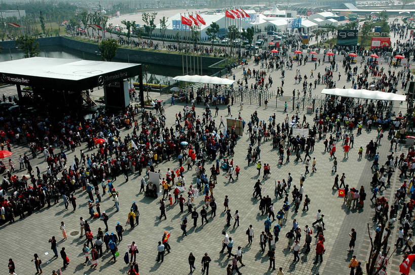 东方人,观众,走,横图,俯视,航拍,室外,白天,赛车,旗帜,亚洲,握,服装,许多人,拿,拿着,注视,休闲装,黄种人,旗子,车,衣服,交通工具,观察,看,一群人,休闲,休闲服,握着,服饰,观看,察看,鸟瞰,关注,载具,一级方程式,一级方程式赛车,旌旗,旗号,男人,男性,年轻男性,年轻女性,女人,女性,中年男性,中年女性,亚洲人,观赏人员,步行,散步,走路,半身,彩图,高角度拍摄,世界一级方程式锦标赛,f1赛车,shzxz1