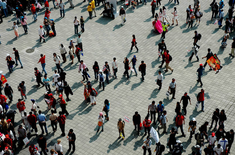 东方人,观众,走,横图,俯视,航拍,室外,白天,赛车,旗帜,亚洲,握,服装,许多人,拿,拿着,注视,休闲装,黄种人,旗子,车,衣服,交通工具,观察,看,一群人,休闲,休闲服,握着,服饰,观看,察看,鸟瞰,关注,载具,一级方程式,一级方程式赛车,旌旗,旗号,男人,男性,年轻男性,年轻女性,女人,女性,中年男性,中年女性,亚洲人,观赏人员,步行,散步,走路,半身,彩图,高角度拍摄,世界一级方程式锦标赛,f1赛车,shzxz1