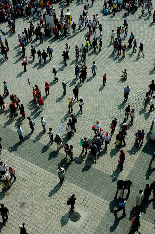 东方人,观众,走,竖图,俯视,航拍,室外,白天,赛车,旗帜,亚洲,握,服装,许多人,拿,拿着,注视,休闲装,黄种人,旗子,车,衣服,交通工具,观察,看,一群人,休闲,休闲服,握着,服饰,观看,察看,鸟瞰,关注,载具,一级方程式,一级方程式赛车,旌旗,旗号,男人,男性,年轻男性,年轻女性,女人,女性,中年男性,中年女性,亚洲人,观赏人员,步行,散步,走路,半身,彩图,高角度拍摄,世界一级方程式锦标赛,f1赛车,shzxz1