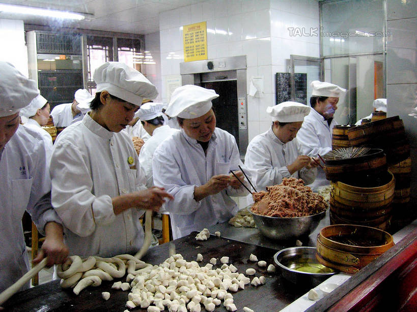 东方人,伙伴,朋友,厨师,商店,站,横图,室内,白天,正面,工作服,制服,购物,友谊,合作,团队,消费,筷子,桌面,桌子,超市,商场,餐具,帽子,亚洲,握,服装,粉末,陶瓷,面粉,面团,肉,陶瓷制品,许多人,拿,粮食,拿着,注视,黄种人,文化,传统,肉糜,肉末,肉类,衣服,白色,容器,碗,观察,看,站着,一群人,粉,战略,握着,金融,百货,服饰,观看,储藏,礼节,农产品,察看,衣着,储存,穿着,关注,礼仪,厨师帽,选购,贸易,肉食,百货公司,原材料,联合,合谋,血拼,粉状,工作制服,衣饰,配合,协作,男人,男性,女人,女性,中年男性,中年女性,亚洲人,厨师长,厨子,大厨,主厨,进餐用具,站立,半身,彩图,工作套服,购物商场,购物中心,商业中心,厨房料理台,贮存,料理台,shzxz1