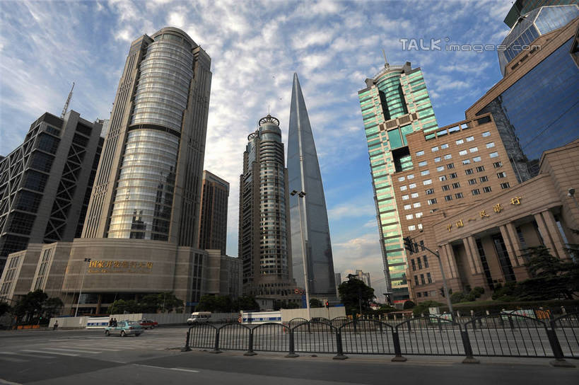 无人,高楼大厦,横图,全景,室外,白天,仰视,度假,美景,天际线,植物,城市风光,标志建筑,城市,大厦,道路,地标,建筑,路,摩天大楼,公路,上海,中国,亚洲,阴影,光线,影子,景观,云,云朵,分界线,停车线,交通,云彩,娱乐,建设,浦东,树,树木,蓝色,绿色,白云,蓝天,天空,阳光,自然,天,享受,休闲,景色,放松,生长,晴朗,成长,车行道,车行道分界线,申,标线,国家开发银行大厦,金融中心,陆家嘴,陆家嘴金融贸易区,浦东新区,东亚,车行线,上海市,中华人民共和国,沪,华东地区,晴空,马路,彩图,低角度拍摄,大楼,高层建筑,高楼,摩天楼,浦东发展银行大厦,shzxz1