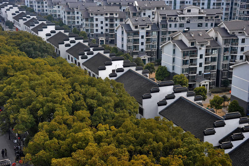 无人,家,横图,俯视,航拍,室外,白天,旅游,度假,美景,树林,植物,城市风光,城市,建筑,上海,中国,亚洲,阴影,光线,瓦片,影子,房屋,屋顶,屋子,景观,公寓,顶棚,瓦,娱乐,建设,洋房,楼房,住宅,树,树木,绿色,阳光,自然,享受,休闲,景色,放松,建造,生长,成长,申,鸟瞰,东亚,屋瓦,安亭,上海市,嘉定区,中华人民共和国,沪,华东地区,彩图,高角度拍摄,房子,安亭镇,shzxz1