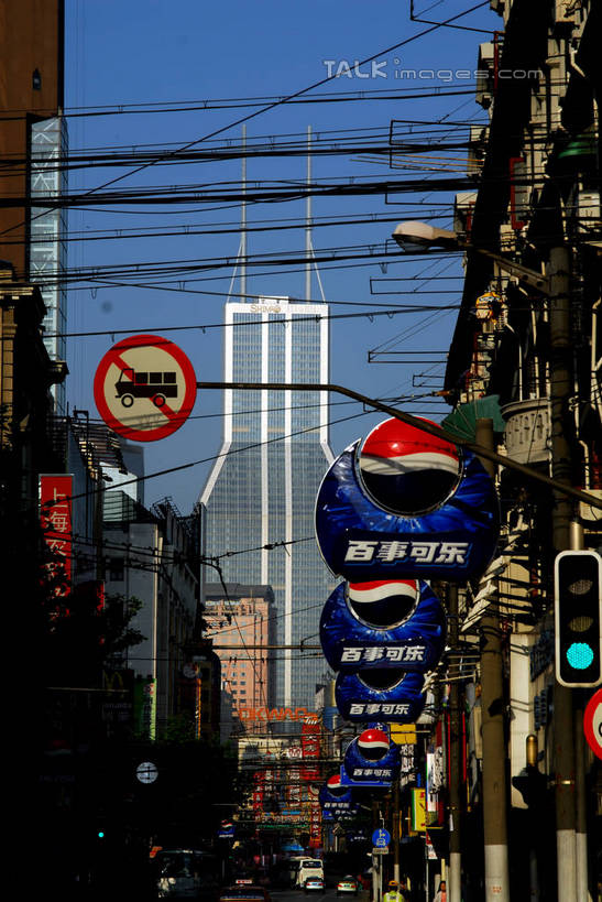 无人,家,高楼大厦,竖图,室外,白天,仰视,度假,美景,城市风光,标志建筑,城市,大厦,地标,建筑,摩天大楼,指示牌,上海,中国,亚洲,阴影,光线,标志,路标,影子,房屋,屋子,景观,公寓,娱乐,标识,建设,洋房,楼房,路牌,住宅,蓝色,蓝天,天空,阳光,南京路,天,享受,休闲,景色,放松,南京路步行街,南京东路,晴朗,申,黄浦区,东亚,上海市,万里无云,中华人民共和国,沪,华东地区,晴空,晴空万里,彩图,低角度拍摄,房子,大楼,高层建筑,高楼,摩天楼,上海世茂国际广场,世贸国际广场,shzxz1