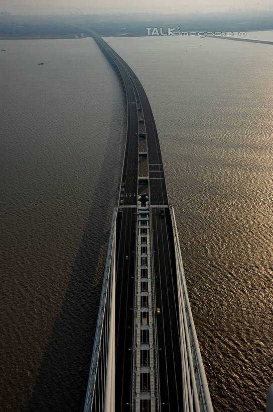 无人,竖图,俯视,航拍,室外,白天,旅游,度假,河流,水,标志建筑,大桥,地标,建筑,桥梁,中国,亚洲,阴影,波纹,光线,影子,河水,水流,斜拉桥,桥,涟漪,娱乐,建设,蓝色,倒影,蓝天,水纹,天空,阳光,波浪,天,享受,休闲,旅游胜地,放松,晴朗,倒映,鸟瞰,长江大桥,长江,东亚,万里无云,中华人民共和国,水晕,反照,斜张桥,母亲河,晴空,晴空万里,彩图,高角度拍摄,shzxz1