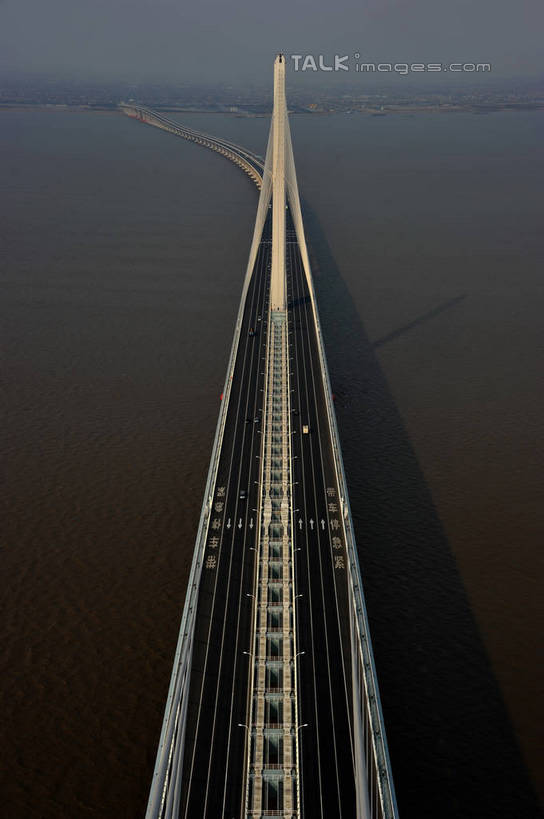 无人,竖图,俯视,航拍,室外,白天,旅游,度假,河流,水,标志建筑,大桥,地标,建筑,桥梁,中国,亚洲,阴影,波纹,光线,影子,河水,水流,斜拉桥,桥,涟漪,娱乐,建设,蓝色,倒影,蓝天,水纹,天空,阳光,波浪,天,享受,休闲,旅游胜地,放松,晴朗,倒映,鸟瞰,长江大桥,长江,东亚,万里无云,中华人民共和国,水晕,反照,斜张桥,母亲河,晴空,晴空万里,彩图,高角度拍摄,shzxz1