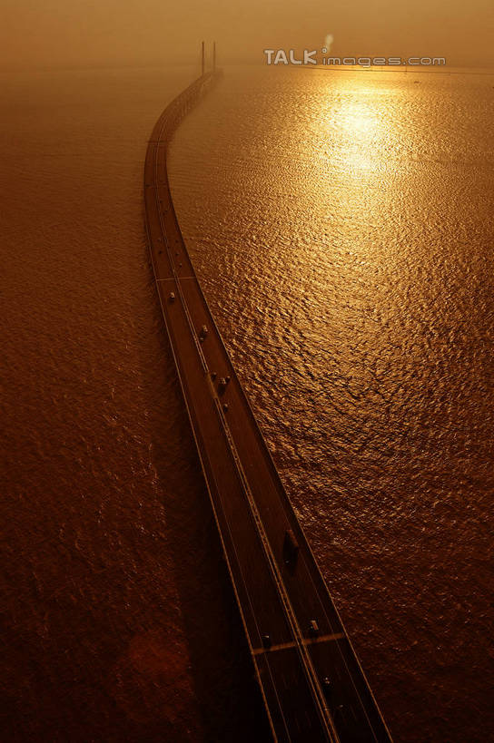 无人,竖图,俯视,航拍,室外,白天,旅游,度假,河流,日落,水,标志建筑,大桥,地标,建筑,桥梁,上海,中国,亚洲,波纹,河水,水流,晚霞,霞光,落日,斜拉桥,桥,涟漪,娱乐,建设,倒影,水纹,黄昏,波浪,享受,休闲,旅游胜地,彩霞,放松,申,倒映,鸟瞰,长江大桥,崇明岛,上海长江大桥,长江,东亚,上海长江隧桥,上海市,长兴岛,长江隧桥,中华人民共和国,沪,华东地区,水晕,崇明县,夕照,反照,薄暮,斜张桥,母亲河,夕阳,彩图,高角度拍摄,傍晚,崇明,上海长江隧道,上海长江隧桥工程,斜阳,shzxz1