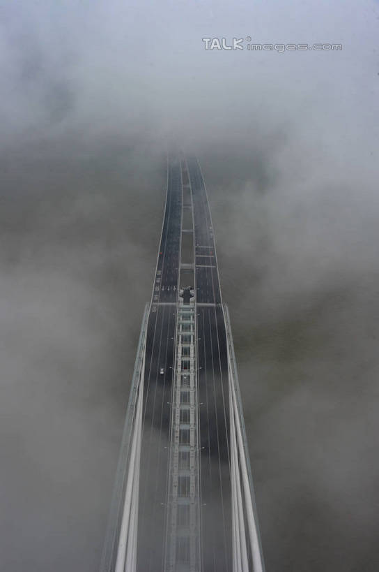 无人,竖图,俯视,航拍,室外,白天,旅游,度假,河流,水,雾,标志建筑,大桥,地标,建筑,桥梁,上海,中国,亚洲,朦胧,模糊,河水,水流,斜拉桥,桥,娱乐,建设,享受,休闲,旅游胜地,放松,申,迷雾,鸟瞰,长江大桥,崇明岛,上海长江大桥,长江,东亚,上海长江隧桥,上海市,长兴岛,长江隧桥,中华人民共和国,沪,华东地区,崇明县,斜张桥,母亲河,大雾,彩图,高角度拍摄,崇明,上海长江隧道,上海长江隧桥工程,shzxz1