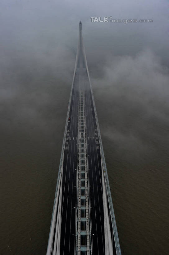 无人,竖图,俯视,航拍,室外,白天,旅游,度假,河流,水,雾,标志建筑,大桥,地标,建筑,桥梁,上海,中国,亚洲,朦胧,模糊,河水,水流,斜拉桥,桥,娱乐,建设,享受,休闲,旅游胜地,放松,申,迷雾,鸟瞰,长江大桥,崇明岛,上海长江大桥,长江,东亚,上海长江隧桥,上海市,长兴岛,长江隧桥,中华人民共和国,沪,华东地区,崇明县,斜张桥,母亲河,大雾,彩图,高角度拍摄,崇明,上海长江隧道,上海长江隧桥工程,shzxz1