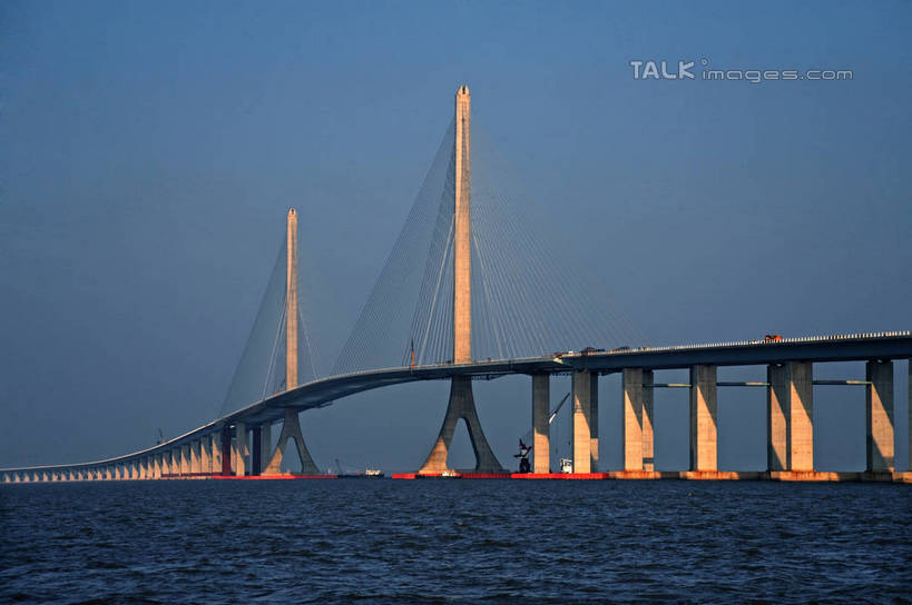 无人,横图,室外,白天,正面,旅游,度假,河流,水,标志建筑,大桥,地标,建筑,桥梁,上海,中国,亚洲,阴影,波纹,光线,影子,河水,水流,斜拉桥,桥,涟漪,娱乐,建设,蓝色,倒影,蓝天,水纹,天空,阳光,波浪,天,享受,休闲,旅游胜地,放松,晴朗,申,倒映,长江大桥,崇明岛,上海长江大桥,长江,东亚,上海长江隧桥,上海市,长兴岛,长江隧桥,万里无云,中华人民共和国,沪,华东地区,水晕,崇明县,反照,斜张桥,母亲河,晴空,晴空万里,彩图,崇明,上海长江隧道,上海长江隧桥工程,shzxz1