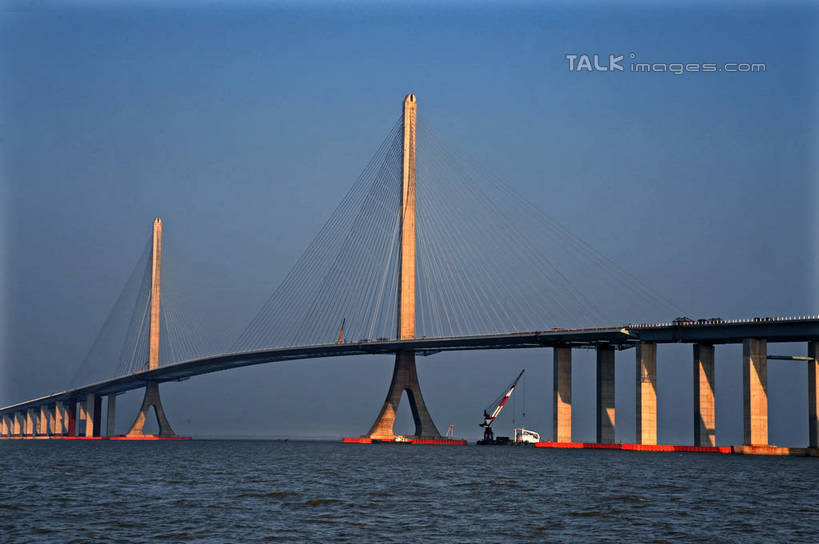 无人,横图,室外,白天,正面,旅游,度假,河流,水,标志建筑,大桥,地标,建筑,桥梁,上海,中国,亚洲,阴影,波纹,光线,影子,河水,水流,斜拉桥,桥,涟漪,娱乐,建设,蓝色,倒影,蓝天,水纹,天空,阳光,波浪,天,享受,休闲,旅游胜地,放松,晴朗,申,倒映,长江大桥,崇明岛,上海长江大桥,长江,东亚,上海长江隧桥,上海市,长兴岛,长江隧桥,万里无云,中华人民共和国,沪,华东地区,水晕,崇明县,反照,斜张桥,母亲河,晴空,晴空万里,彩图,崇明,上海长江隧道,上海长江隧桥工程,shzxz1