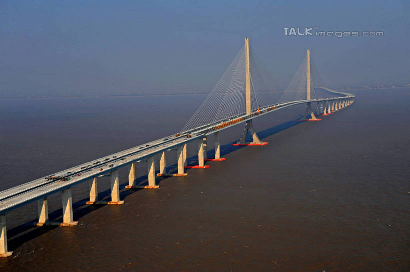 无人,横图,俯视,航拍,室外,白天,旅游,度假,河流,水,标志建筑,大桥,地标,建筑,桥梁,上海,中国,亚洲,阴影,波纹,光线,影子,河水,水流,斜拉桥,桥,涟漪,娱乐,建设,蓝色,倒影,蓝天,水纹,天空,阳光,波浪,天,享受,休闲,旅游胜地,放松,晴朗,申,倒映,鸟瞰,长江大桥,崇明岛,上海长江大桥,长江,东亚,上海长江隧桥,上海市,长兴岛,长江隧桥,万里无云,中华人民共和国,沪,华东地区,水晕,崇明县,反照,斜张桥,母亲河,晴空,晴空万里,彩图,高角度拍摄,崇明,上海长江隧道,上海长江隧桥工程,shzxz1