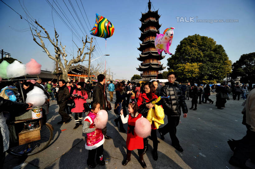 东方人,儿童,家庭,夫妻,母亲,父亲,女儿,儿子,走,横图,室外,白天,正面,爱情,旅游,度假,游戏,纯洁,植物,标志建筑,地标,建筑,玩具,上海,中国,亚洲,行人,游客,游人,握,阴影,服装,电力,光线,电线,电线杆,线,影子,塔,电能,许多人,浪漫,拿,玩,线路,拿着,休闲装,黄种人,娱乐,建设,宝塔,路人,旅客,佛塔,树,树木,小孩,衣服,蓝色,绿色,蓝天,天空,阳光,自然,气球,天,一群人,享受,休闲,温暖,温馨,父女,父子,母女,母子,一家人,休闲服,充气玩具,旅游胜地,恩爱,放松,父爱,可爱,母爱,童年,童趣,益智,握着,恋人,服饰,生长,晴朗,成长,活动,电,电源,申,和睦,发泄,消遣,智力,能量,氢气球,童真,东亚,烂漫,无邪,龙华寺,徐汇区,上海市,万里无云,中华人民共和国,沪,华东地区,宣泄,浮图,浮屠,过客,天真,男孩,男人,男性,年轻男性,年轻女性,女孩,女人,女性,亚洲人,孩子,年轻人,夫妇,情侣,晴空,晴空万里,步行,散步,玩耍,嬉戏,走路,半身,彩图,氦气球,铝箔气球,铝膜,铝膜气球,铝膜制品,塔婆,浮图塔,浮头,佛图,伴侣,融洽,男生,女生,shzxz1