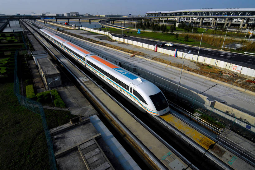 无人,横图,俯视,室外,白天,度假,草地,草坪,美景,植物,城市风光,城市,上海,中国,亚洲,阴影,光线,影子,景观,娱乐,车,草,树,树木,蓝色,绿色,蓝天,天空,阳光,自然,交通工具,天,驾驶,行驶,享受,休闲,景色,放松,生长,晴朗,成长,操纵,迅速,快速,申,控制,载具,磁悬浮,东亚,操控,上海市,磁悬浮列车,万里无云,中华人民共和国,沪,华东地区,把持,晴空,晴空万里,彩图,高角度拍摄,磁悬浮技术,shzxz1