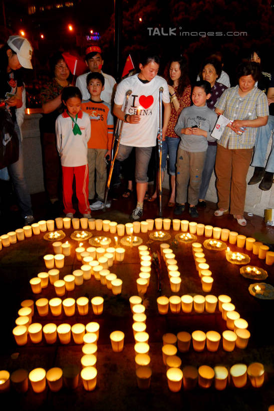 东方人,站,竖图,俯视,室外,夜晚,蜡烛,亚洲,握,阴影,服装,光线,标志,火焰,数字,文字,影子,烛光,字符,许多人,燃烧,拿,拿着,休闲装,黄种人,标识,衣服,点燃,站着,一群人,休闲,休闲服,汉字,握着,阿拉伯数字,服饰,中文,自然现象,悼念,地震,汶川地震,国文,华文,地动,振动,地振动,地震波,男人,男性,年轻男性,年轻女性,女人,女性,亚洲人,站立,半身,彩图,高角度拍摄,5.12汶川地震,shzxz1