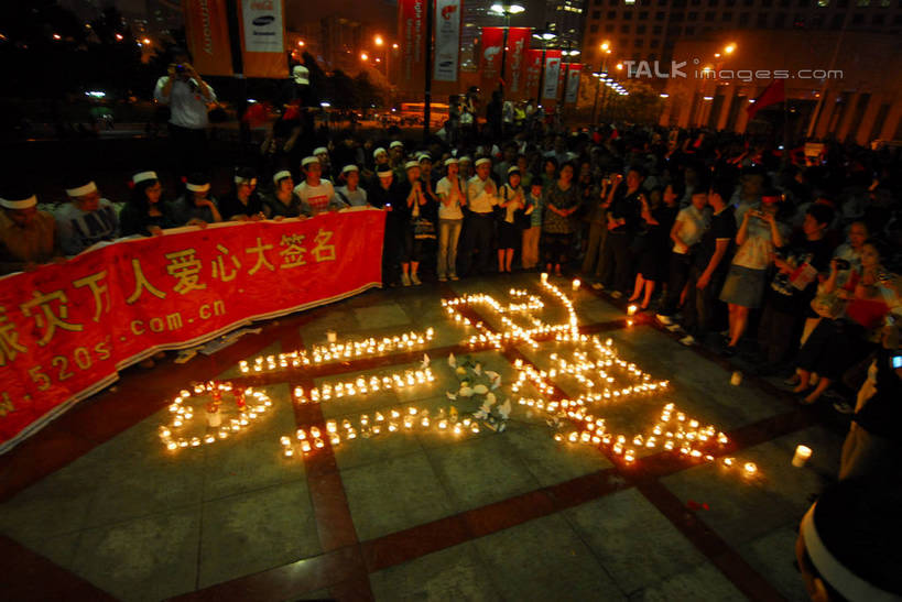 东方人,站,横图,俯视,室外,夜晚,蜡烛,亚洲,握,阴影,服装,光线,标志,火焰,数字,文字,影子,烛光,字符,许多人,燃烧,拿,拿着,休闲装,黄种人,标识,衣服,点燃,站着,一群人,休闲,休闲服,汉字,握着,阿拉伯数字,服饰,中文,自然现象,悼念,地震,汶川地震,国文,华文,地动,振动,地振动,地震波,男人,男性,年轻男性,年轻女性,女人,女性,亚洲人,站立,半身,彩图,高角度拍摄,5.12汶川地震,shzxz1