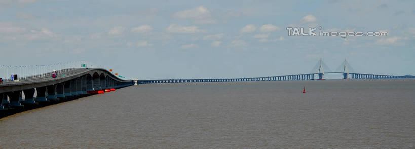 无人,横图,室外,白天,正面,度假,海浪,海洋,美景,城市风光,标志建筑,城市,大桥,地标,建筑,桥梁,上海,中国,亚洲,阴影,光线,影子,景观,浪花,云,云朵,桥,云彩,娱乐,建设,跨海大桥,浦东,蓝色,白云,蓝天,天空,阳光,海水,天,享受,休闲,景色,放松,晴朗,申,海景,东海大桥,浦东新区,东亚,上海市,中华人民共和国,沪,华东地区,大海,风浪,海,海水的波动,近岸浪,涌浪,晴空,彩图,shzxz1