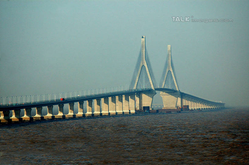 无人,横图,室外,白天,正面,度假,海浪,海洋,美景,城市风光,标志建筑,城市,大桥,地标,建筑,桥梁,上海,中国,亚洲,阴影,光线,影子,景观,浪花,桥,娱乐,建设,跨海大桥,浦东,蓝色,蓝天,天空,阳光,海水,天,享受,休闲,景色,放松,晴朗,申,海景,东海大桥,浦东新区,东亚,上海市,万里无云,中华人民共和国,沪,华东地区,大海,风浪,海,海水的波动,近岸浪,涌浪,晴空,晴空万里,彩图,shzxz1