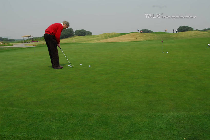 东方人,一个人,公园,站,横图,室外,白天,侧面,旅游,度假,草地,草坪,美景,植物,上海,中国,亚洲,仅一个男性,仅一个人,弯腰,握,阴影,服装,光线,高尔夫,高尔夫球,影子,景观,球场,拿,拿着,休闲装,黄种人,娱乐,高尔夫球场,草,树,树木,仅一个年轻男性,衣服,蓝色,绿色,蓝天,天空,阳光,自然,天,站着,享受,休闲,休闲服,景色,放松,握着,服饰,生长,晴朗,成长,申,高尔夫球杆,国家公园,自然风光,绿茵场,东亚,佘山,高尔夫运动,高尔夫球具,松江区,上海市,万里无云,中华人民共和国,沪,华东地区,弯身,高尔夫球运动,男人,男性,年轻男性,亚洲人,晴空,晴空万里,站立,彩图,全身,上海佘山国际高尔夫俱乐部,佘山国家森林公园,shzxz1