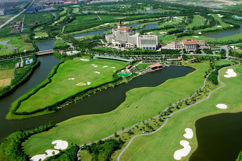 无人,公园,家,横图,俯视,航拍,室外,白天,旅游,度假,草地,草坪,湖,湖泊,美景,水,植物,上海,中国,亚洲,房屋,屋子,湖面,景观,水流,水面,公寓,球场,娱乐,洋房,高尔夫球场,楼房,住宅,草,树,树木,绿色,自然,湖水,享受,休闲,景色,放松,生长,成长,申,国家公园,鸟瞰,自然风光,绿茵场,东亚,佘山,松江区,上海市,中华人民共和国,沪,华东地区,彩图,高角度拍摄,房子,上海佘山国际高尔夫俱乐部,佘山国家森林公园,shzxz1