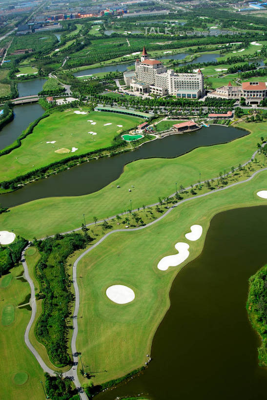 无人,公园,家,竖图,俯视,航拍,室外,白天,旅游,度假,草地,草坪,湖,湖泊,美景,水,植物,上海,中国,亚洲,房屋,屋子,湖面,景观,水流,水面,公寓,球场,娱乐,洋房,高尔夫球场,楼房,住宅,草,树,树木,绿色,自然,湖水,享受,休闲,景色,放松,生长,成长,申,国家公园,鸟瞰,自然风光,绿茵场,东亚,佘山,松江区,上海市,中华人民共和国,沪,华东地区,彩图,高角度拍摄,房子,上海佘山国际高尔夫俱乐部,佘山国家森林公园,shzxz1