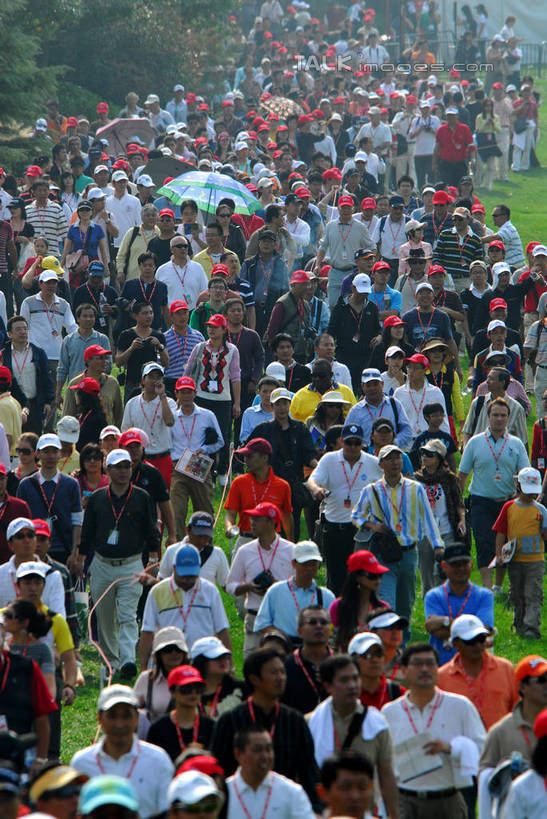 东方人,公园,走,竖图,俯视,室外,白天,草地,草坪,植物,帽子,上海,中国,亚洲,服装,球场,许多人,注视,休闲装,黄种人,运动帽,高尔夫球场,草,树,树木,衣服,绿色,自然,观察,看,一群人,休闲,休闲服,鸭舌帽,服饰,生长,成长,观看,申,察看,国家公园,关注,绿茵场,东亚,佘山,松江区,上海市,中华人民共和国,沪,华东地区,男人,男性,年轻男性,年轻女性,女人,女性,亚洲人,步行,散步,走路,半身,彩图,高角度拍摄,上海佘山国际高尔夫俱乐部,佘山国家森林公园,shzxz1