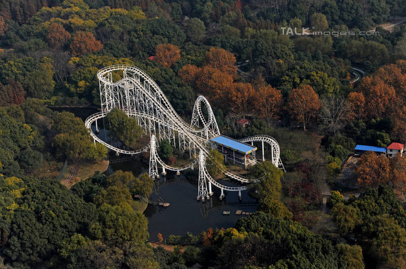 无人,公园,横图,俯视,航拍,室外,白天,旅游,度假,游戏,湖,湖泊,美景,森林,树林,水,植物,上海,中国,亚洲,曲折,弯曲,湖面,景观,水流,水面,玩,娱乐,过山车,树,树木,绿色,自然,湖水,享受,休闲,景色,放松,游乐设施,云霄飞车,共青森林公园,蜿蜒,生长,成长,活动,申,鸟瞰,发泄,消遣,智力,自然风光,杨浦区,东亚,森林公园,上海市,中华人民共和国,沪,华东地区,宣泄,滑落,游艺设施,爬升,倒转,玩耍,嬉戏,彩图,高角度拍摄,军工路,上海共青国家森林公园,shzxz1