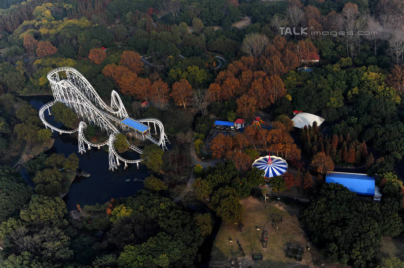 无人,公园,横图,俯视,航拍,室外,白天,旅游,度假,游戏,湖,湖泊,美景,森林,树林,水,植物,上海,中国,亚洲,曲折,弯曲,湖面,景观,水流,水面,玩,娱乐,过山车,树,树木,绿色,自然,湖水,享受,休闲,景色,放松,游乐设施,云霄飞车,共青森林公园,蜿蜒,生长,成长,活动,申,鸟瞰,发泄,消遣,智力,自然风光,杨浦区,东亚,森林公园,上海市,中华人民共和国,沪,华东地区,宣泄,滑落,游艺设施,爬升,倒转,玩耍,嬉戏,彩图,高角度拍摄,军工路,上海共青国家森林公园,shzxz1